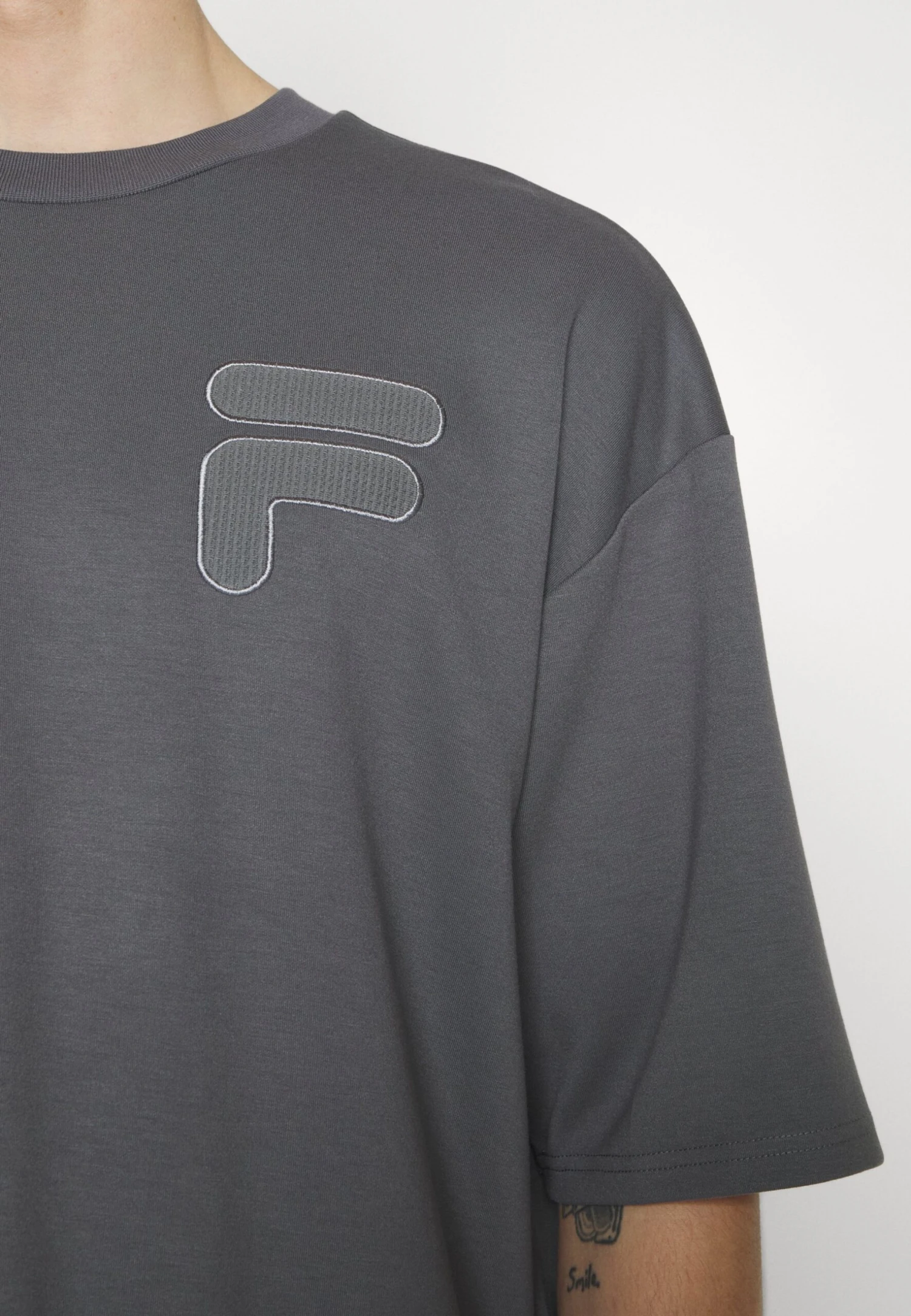 Fila Castellar Oversized Tee - Camiseta Estampada - Iron Gate - Imagen 7