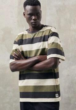 Fila Taichung Dropped Shoulder Tee - Camiseta Estampada - Olive Night