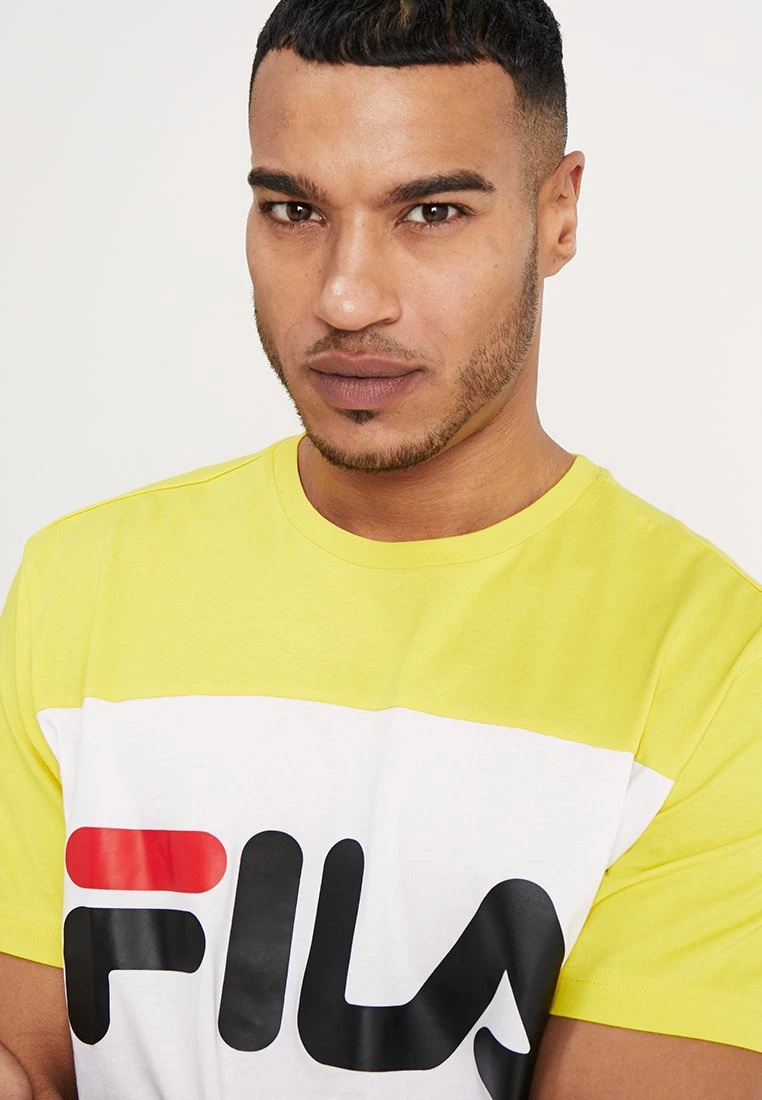 Fila Day Tee - Camiseta Estampada - Black Empire Yellow Bright White - Imagen 5