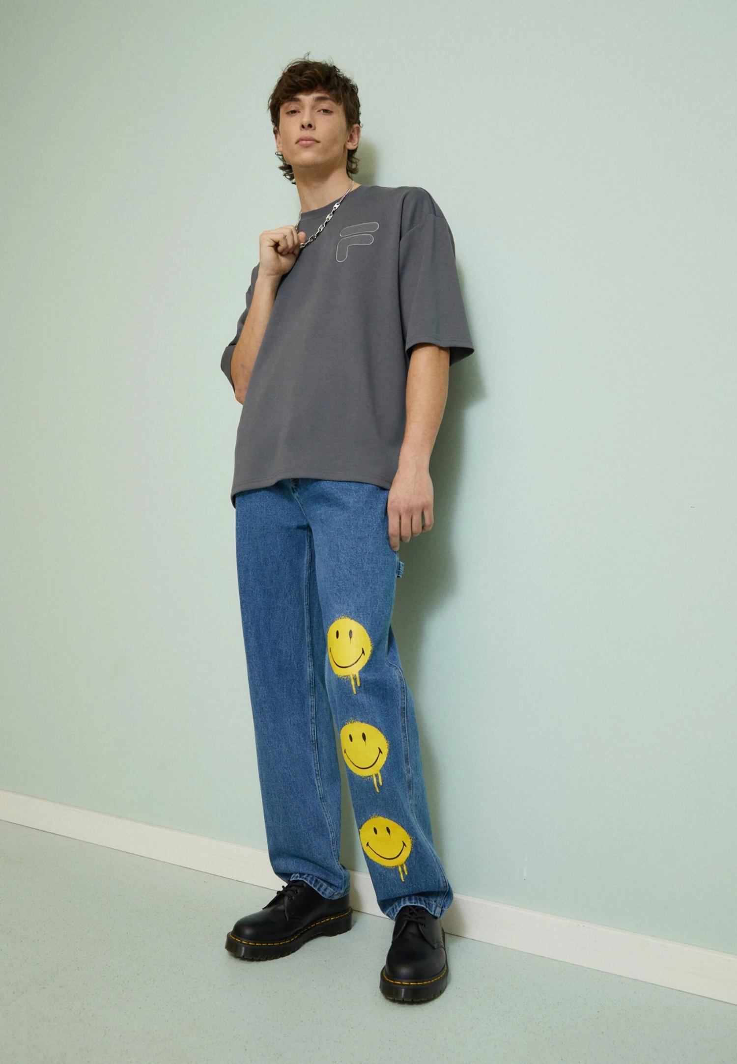 Fila Castellar Oversized Tee - Camiseta Estampada - Iron Gate - Imagen 2