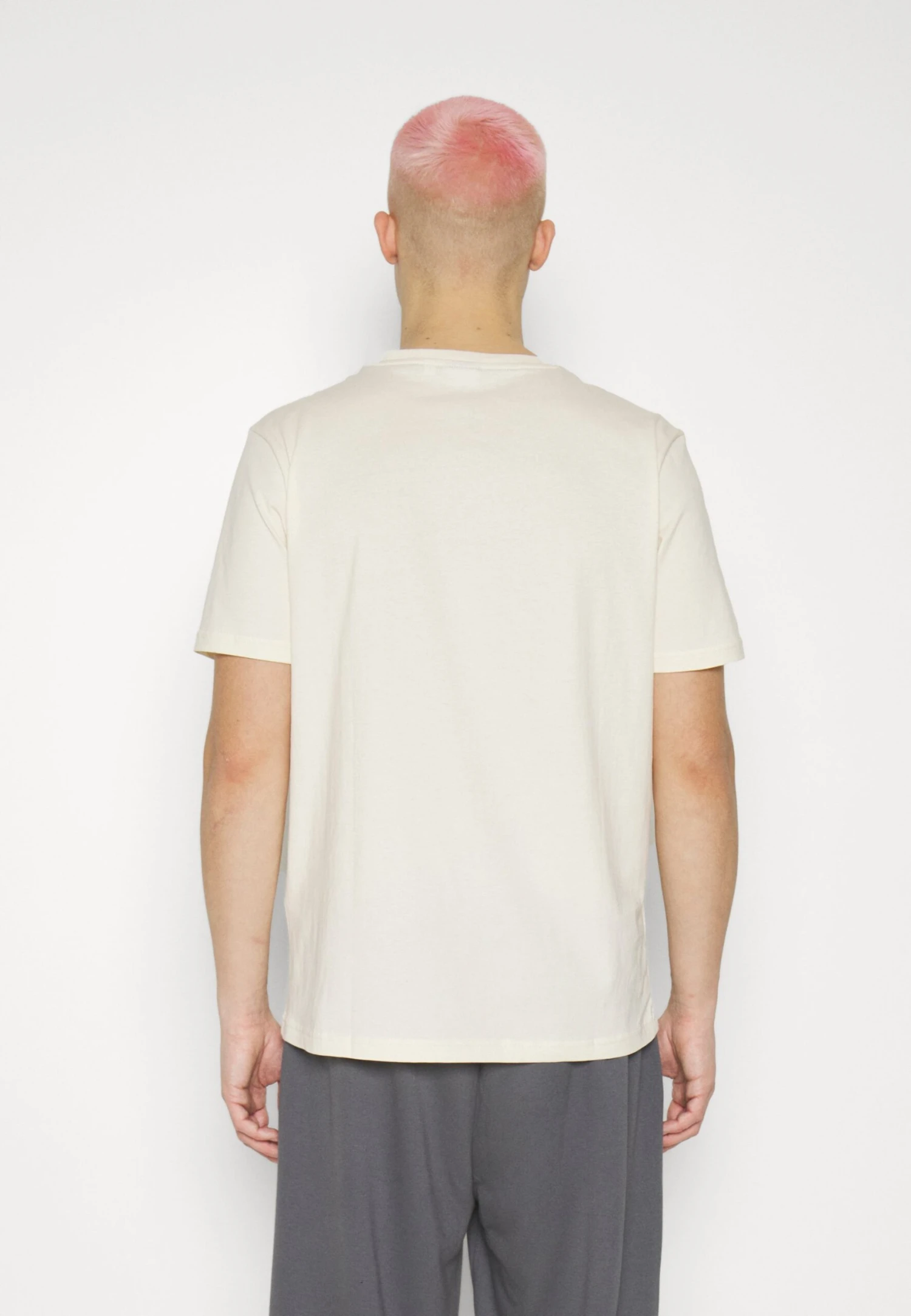 Fila Binzen Regular Graphic Tee - Camiseta Básica - Antique White - Imagen 4