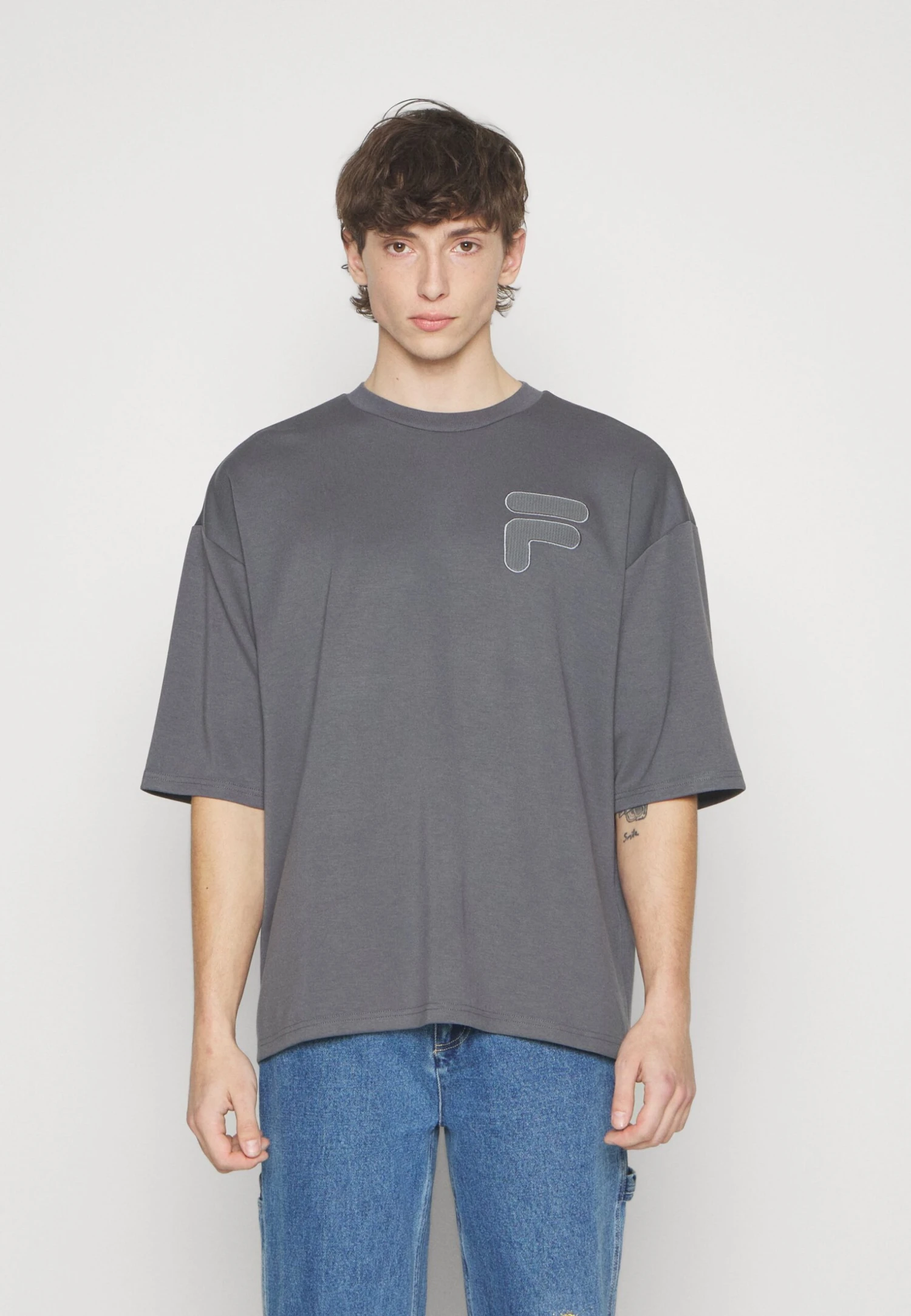 Fila Castellar Oversized Tee - Camiseta Estampada - Iron Gate - Imagen 3