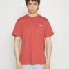 Fila Berloz Tee Unisex - Camiseta Básica - Marsala